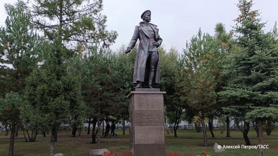 В центре Омска открыли шестиметровый памятник Дзержинскому в день его 148-летия