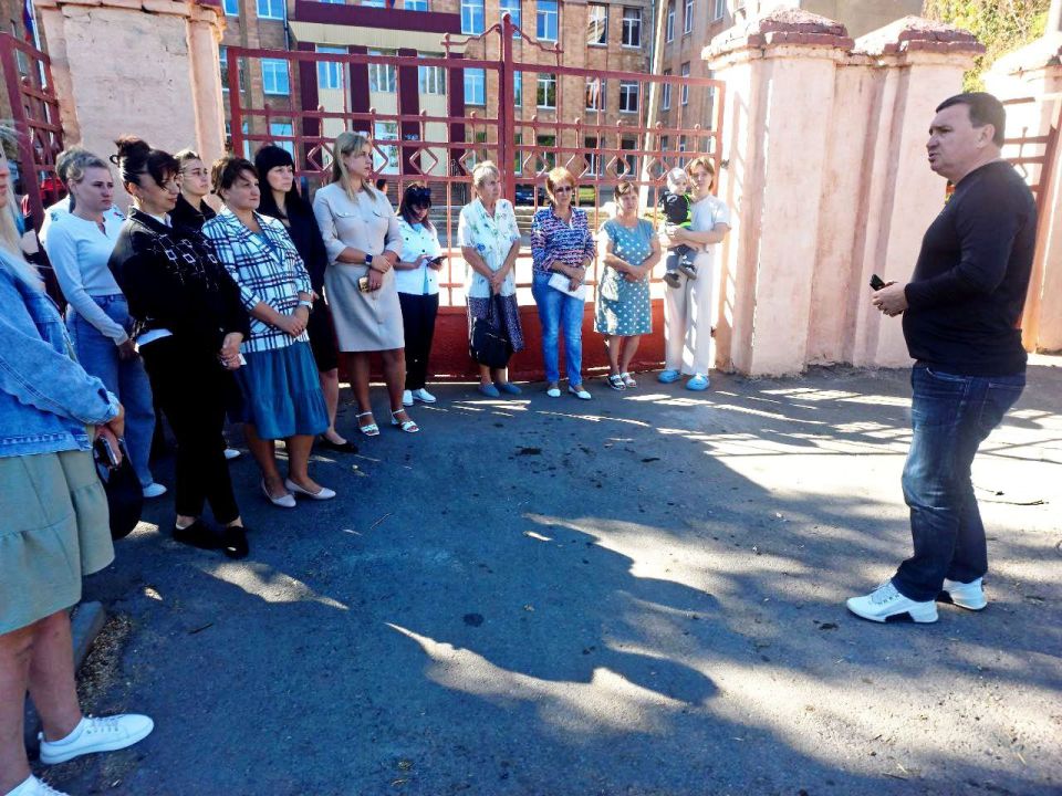 Глава Амвросиевского муниципального округа Игорь Лызов встретился с жителями улицы 2-я Пятилетка на базе школы № 4