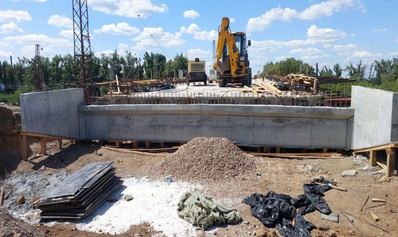 В Волновахе продолжается восстановление путепровода