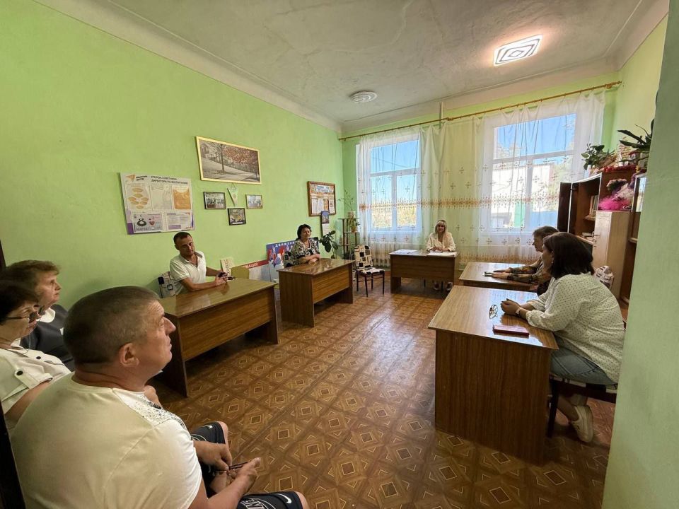 Управляющий делами главы администрации Амвросиевского муниципального округа Елена Фисенко встретилась с трудовым коллективом Лисиченской школы