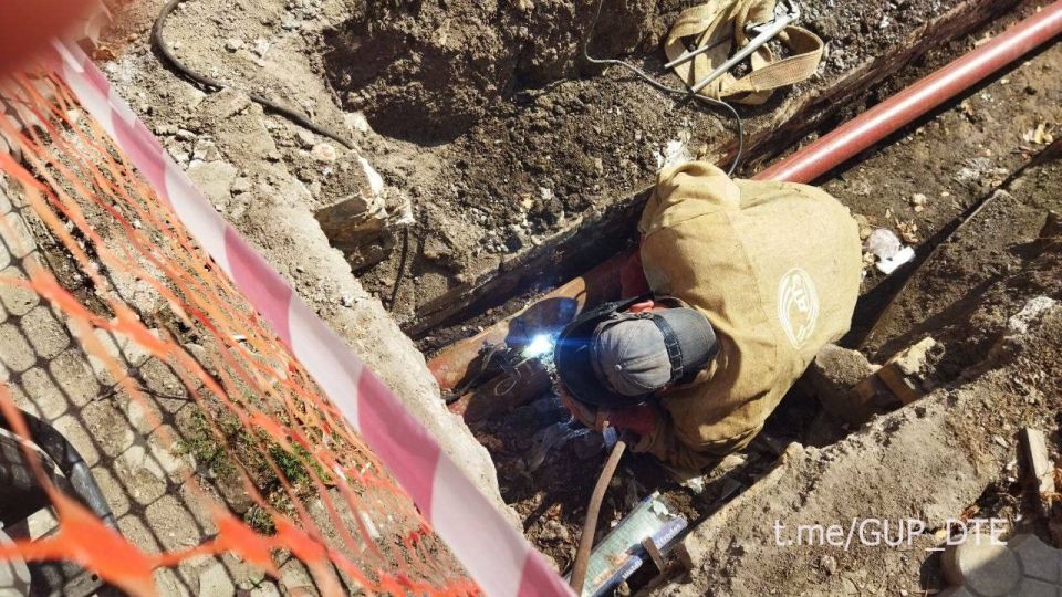 СПЕЦИАЛИСТЫ АМВРОСИЕВСКОГО ФИЛИАЛА «ДОНБАССТЕПЛОЭНЕРГО» ПРОИЗВЕЛИ ЗАМЕНУ УЧАСТКА ТЕПЛОТРАССЫ В ГОРОДЕ АМВРОСИЕВКА