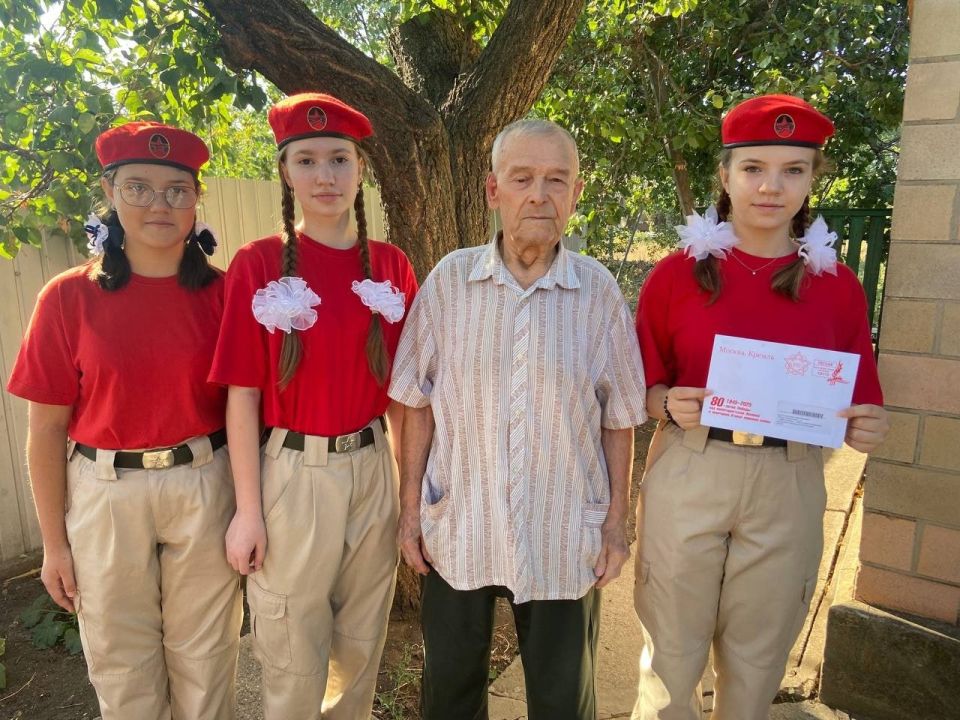 Юнармейцы юнармейского отряда ВПСО "Витязь" вручили Письма-Кремля жителям города Амвросиевки, которые принимали участие в событиях Великой Отечественной войны .Данное мероприятие проведено в рамках Дня Воинской Славы России...