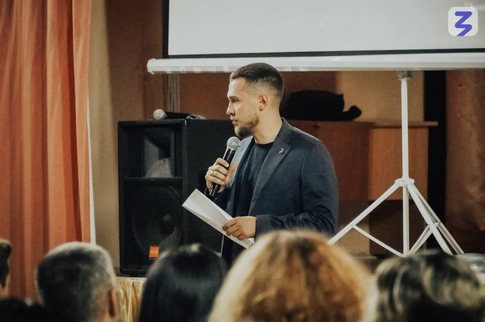 Кирилл Макаров: Выступил на общешкольном родительском собрании Российского общества «Знание»