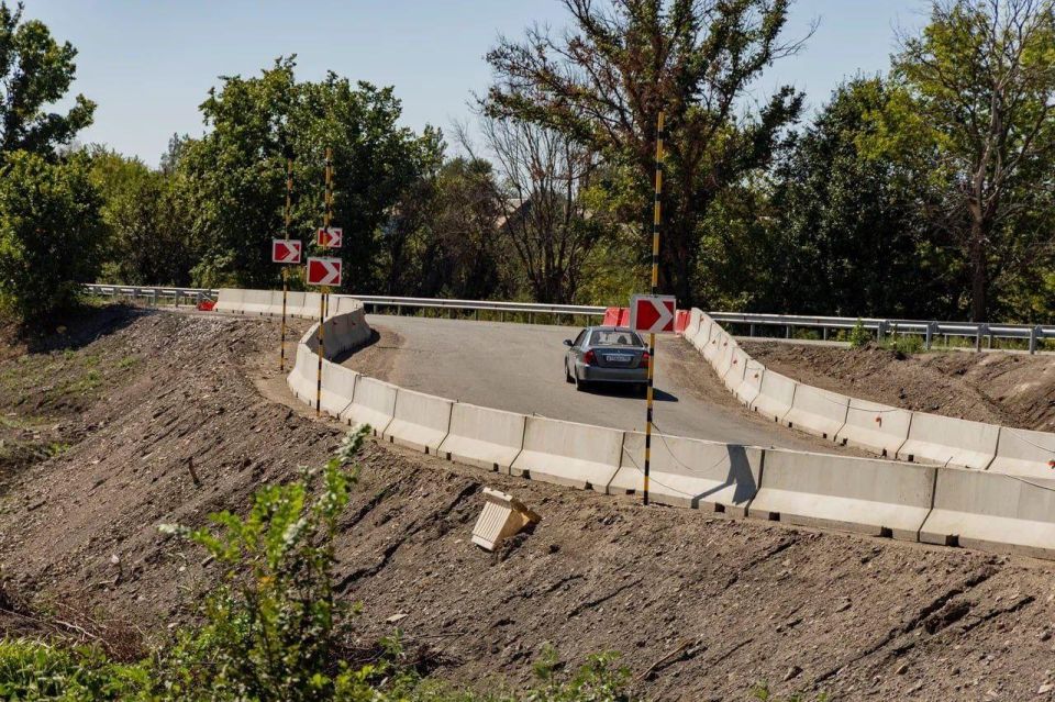 Продолжается капитальный ремонт моста через реку Скелевая в пгт Мироновский