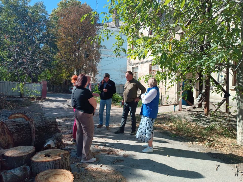 Первый заместитель главы администрации Амвросиевского муниципального округа Борис Бутко встретился с жителями города по улице Ленина, 9