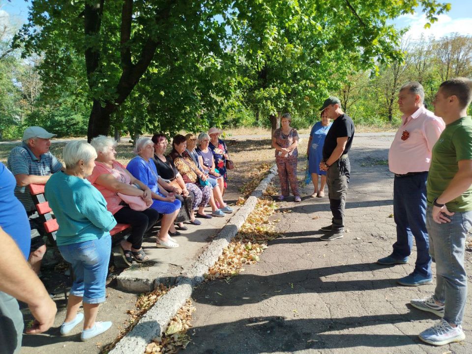 Константин Зинченко: Совместно с председателем Волновахского муниципального совета и депутатом от фракции «Единая Россия» Таймуразом Арсоевым провел встречу с жителями с. Новогнатовка