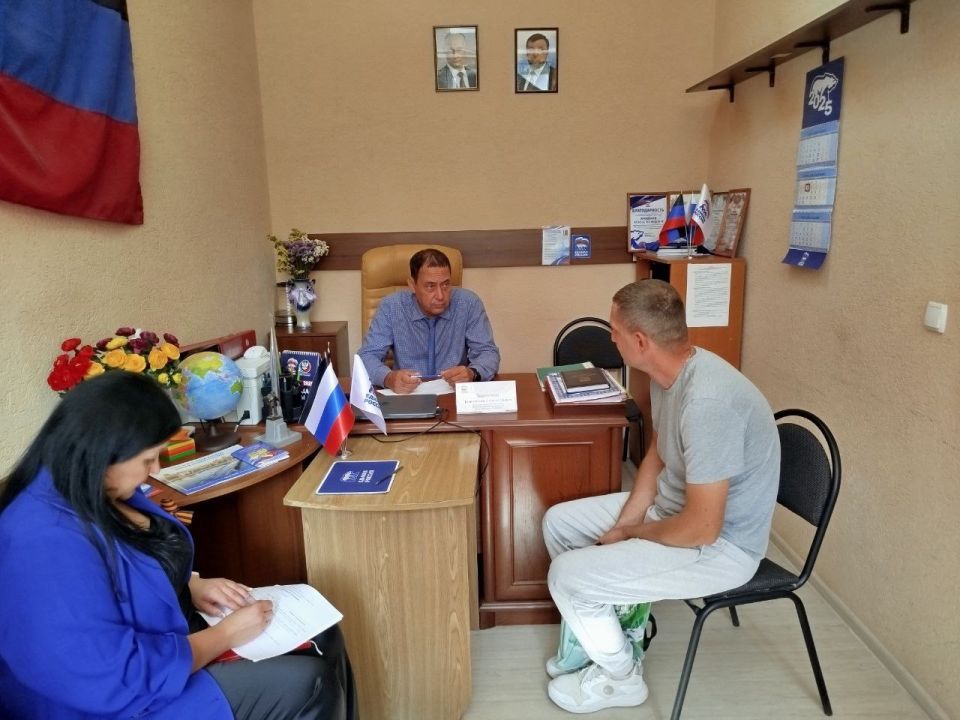 Константин Зинченко: На связи с гражданами. Провел прием граждан в Волновахском отделении общественной приемной Единой России совместно с представителями профильных управлений и отделов администрации Волновахского МО. На...