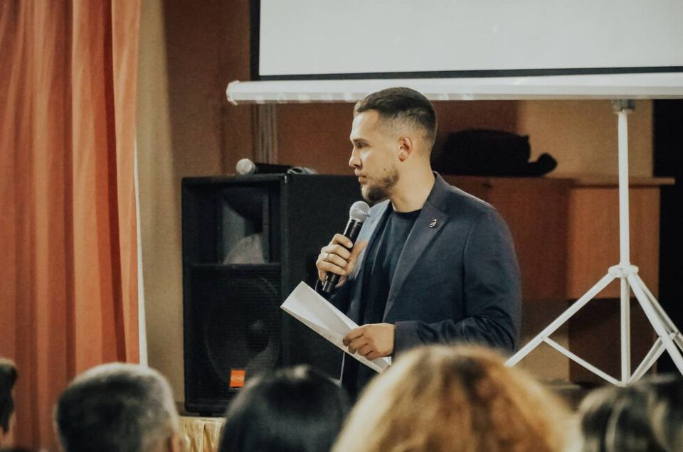 Министр молодежной политики ДНР рассказал родителям о «красных флагах»