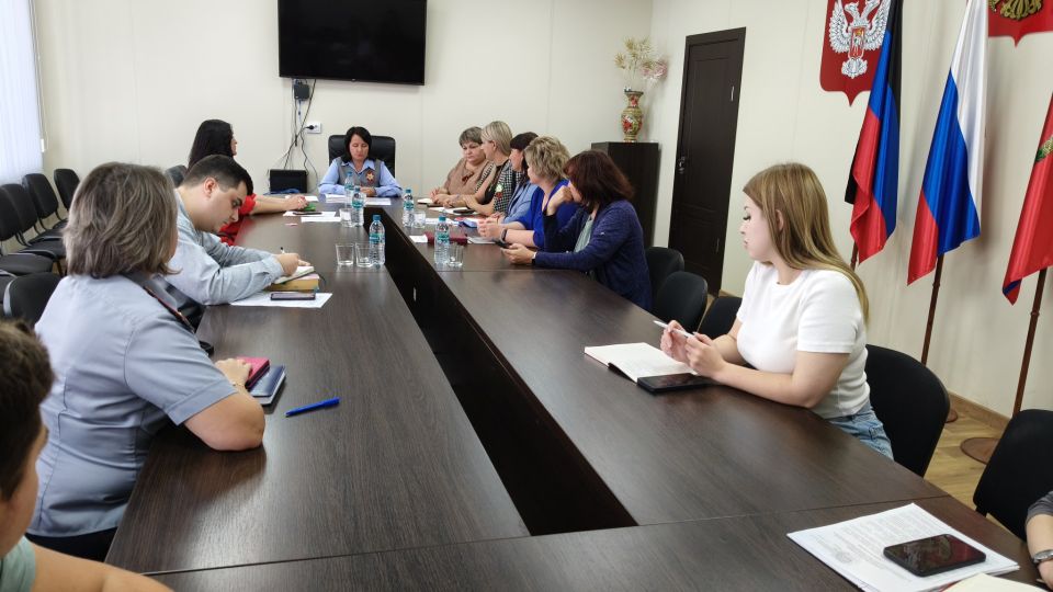 Состоялось очередное заседание комиссии по делам несовершеннолетних и защите их прав муниципального образования Волновахский МО