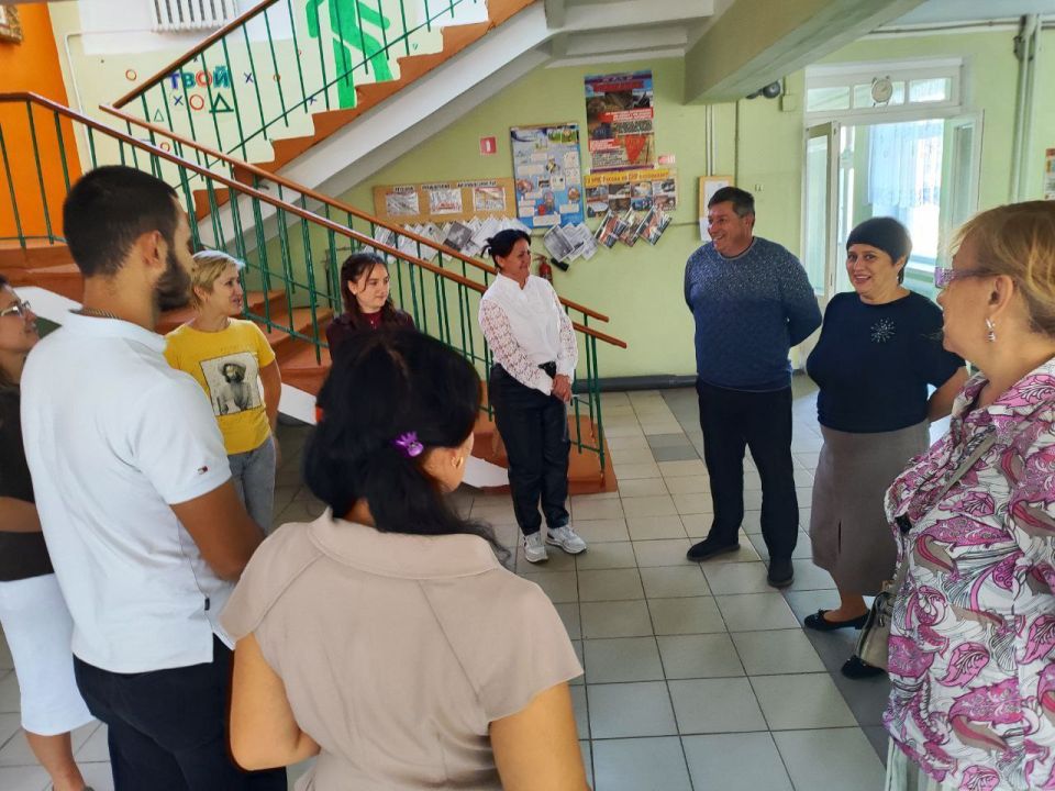Начальник Белояровского территориального отдела Анатолий Курнышов встретился с трудовым коллективом Белояровской школы