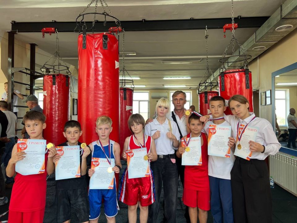Ждановские боксеры завоевали 12 золотых и 2 серебряных медалей на соревнованиях в Макеевке