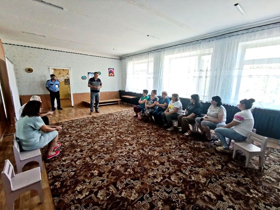 Первый заместитель главы администрации Амвросиевского муниципального округа Борис Бутко провел встречу с трудовым коллективом Кутейниковского детского сада