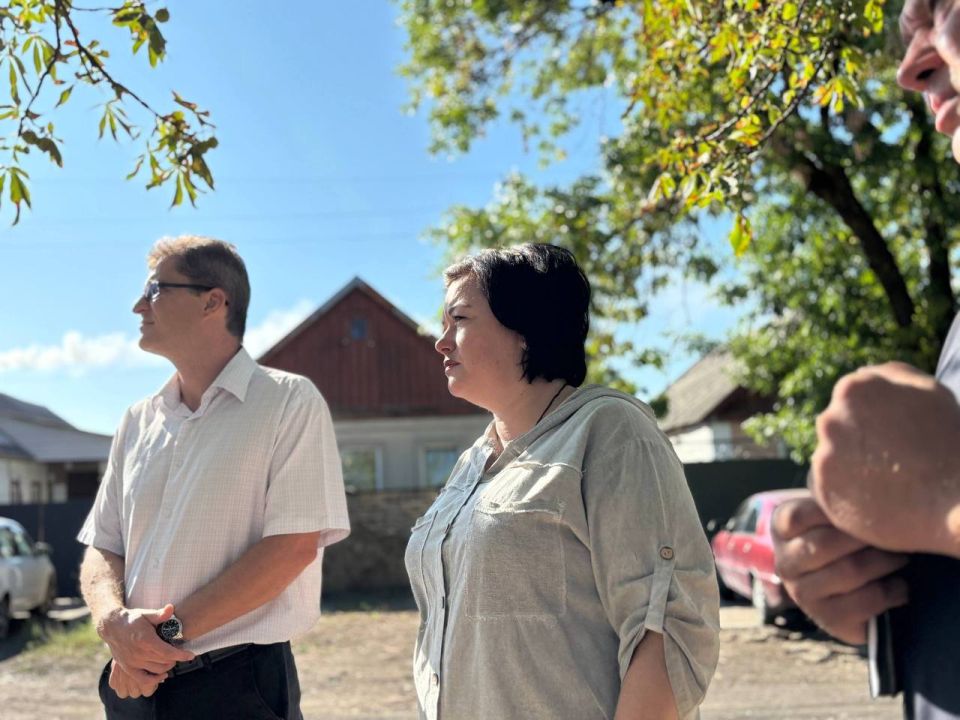 Сегодня заместитель главы Администрации муниципального образования городского округа Харцызск Виктория Рогожина провела встречу с гражданами в пгт Зуевка на улице Калинина нижняя