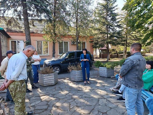 Заместитель главы администрации Амвросиевского муниципального округа Елена Крюкова провела встречу с трудовым коллективом «Амвросиевское лесное хозяйство»