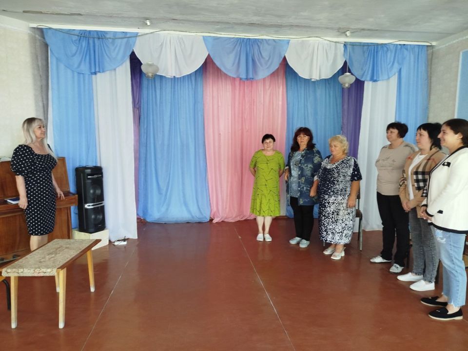 Управляющий делами главы администрации Амвросиевского муниципального округа Елена Фисенко провела встречи с трудовыми коллективами Новоамвросиевского детского сада и Войковской школы