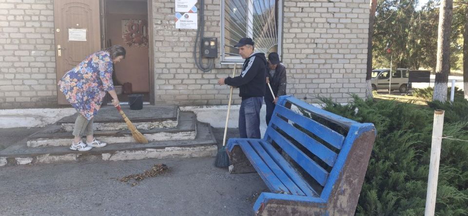 По партийному проекту "Чистая страна" прошла акция "Экологический субботник", сегодня 12.09.2025, в пгт.Луганское сотрудники администрации, работники Вода Донбасса вышли на субботник и выполнили следующие работы: