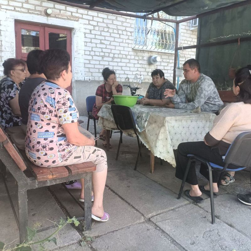 В пос. Металлист по ул. Молодежная, 2 состоялась встреча с жителями начальника Металлистовского территориального отдела Николая Алехина