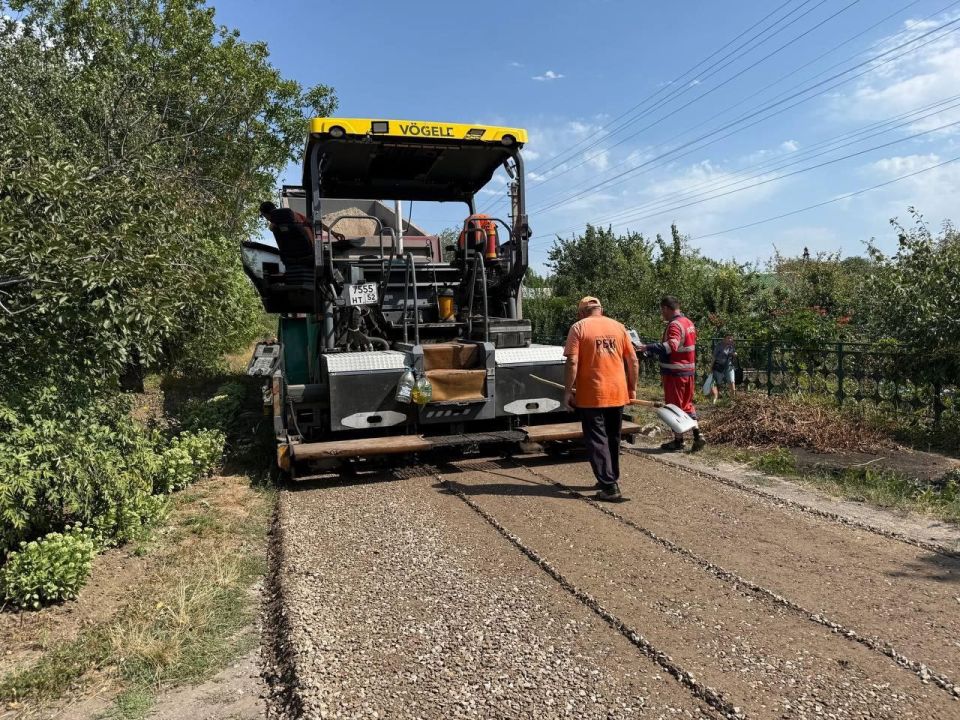 Регионы-шефы продолжают восстанавливать дорожную инфраструктуру в населенных пунктах Республики