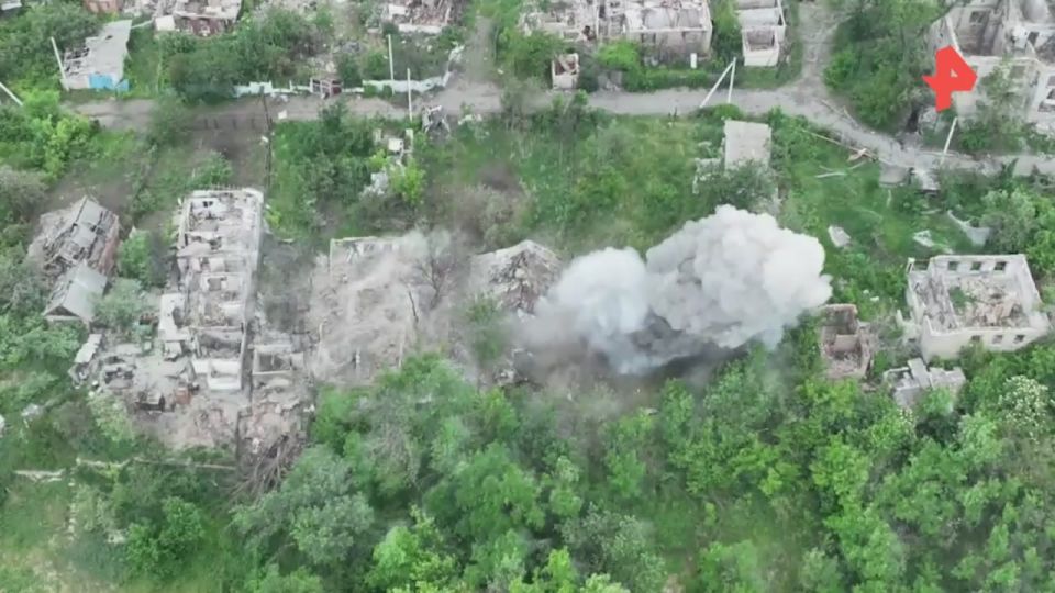 Расчеты "Молния-2" поразили и уничтожили пункты управления БПЛА ВСУ в районе населённого пункта Часов Яр. Об этом сообщили в Минобороны РФ