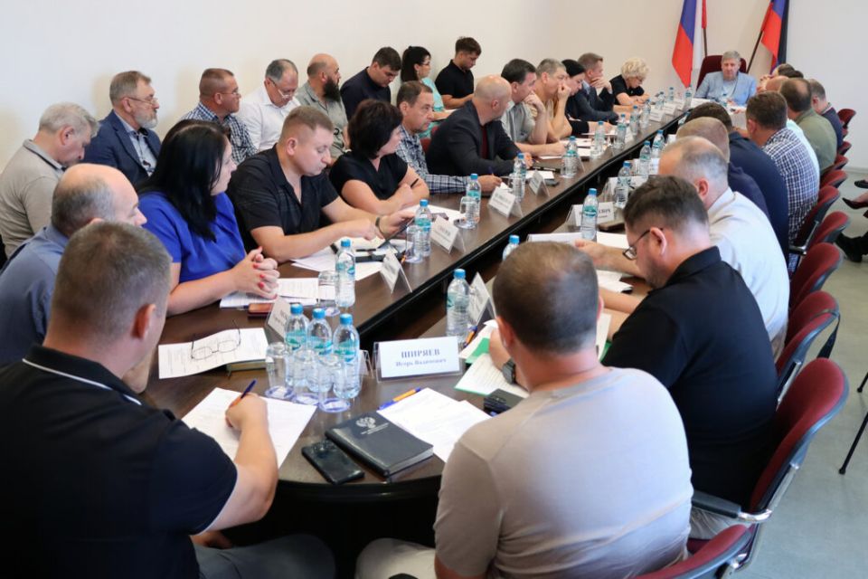 Глава Правительства Андрей Чертков провел совещание с муниципалитетами и ресурсоснабжающими организациями