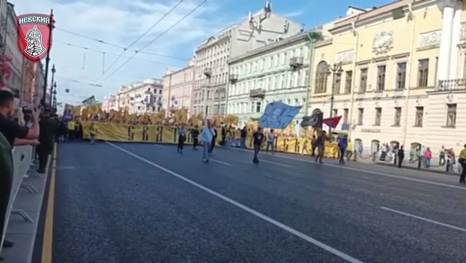 Наш боец со знаменем добровольческой бригады имени Святого Благоверного князя Александра Невского возглавил шествие колоны патриотического движения "Русь Православная" в крестном ходу от Казанского собора до...