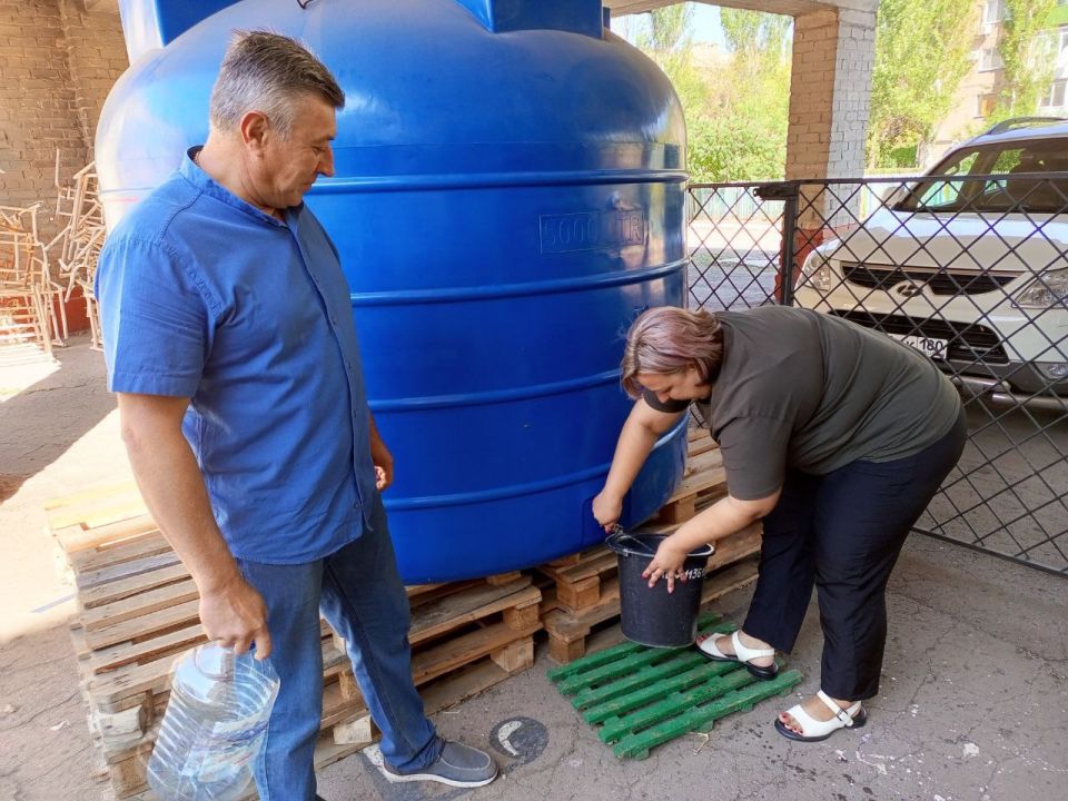 Роман Конев: 12 сентября 2025 года депутаты городского Совета Александр Бобровский и Геннадий Маюров во исполнение поручения Главы Донецкой Народной Республики посетили места подвоза воды