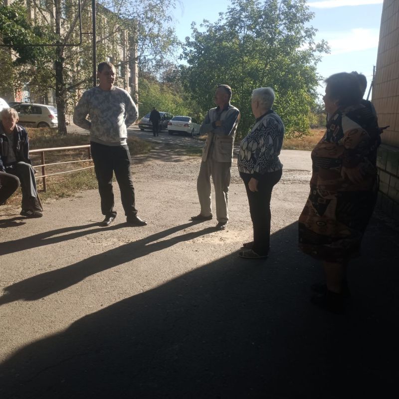 Начальник Металлистовского территориального отдела Николай Алехин провел встречу с жителями по адресу ул. Ленина, 1, в поселке Металлист