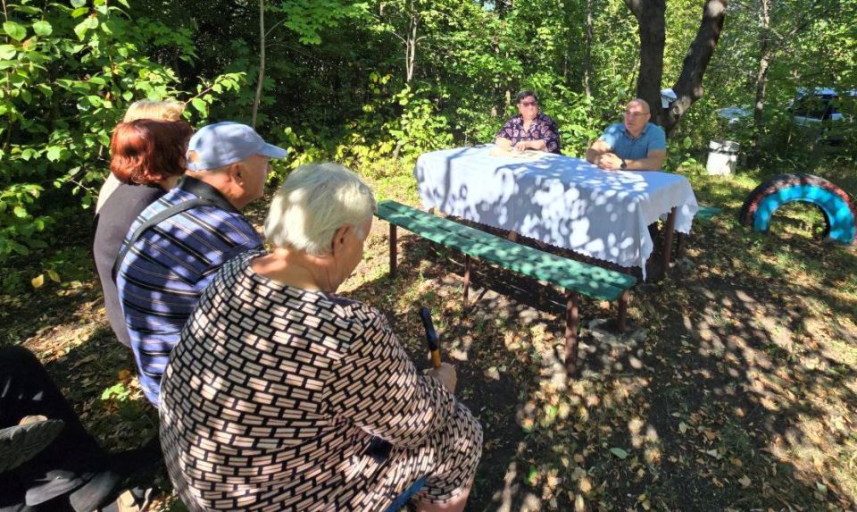 Сегодня, 12 сентября, первый заместитель главы администрации городского округа Дебальцево Максим Вельма встретился с жителями Артемовского хутора