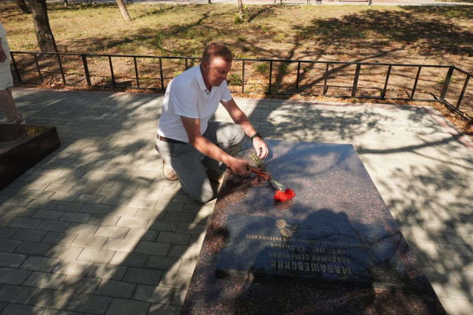 Сергей Юзвинкевич: В преддверии Дня освобождения поселка Володарское от немецко-фашистских захватчиков вместе с представителями трудовых коллективов и жителями почтил память павших героев