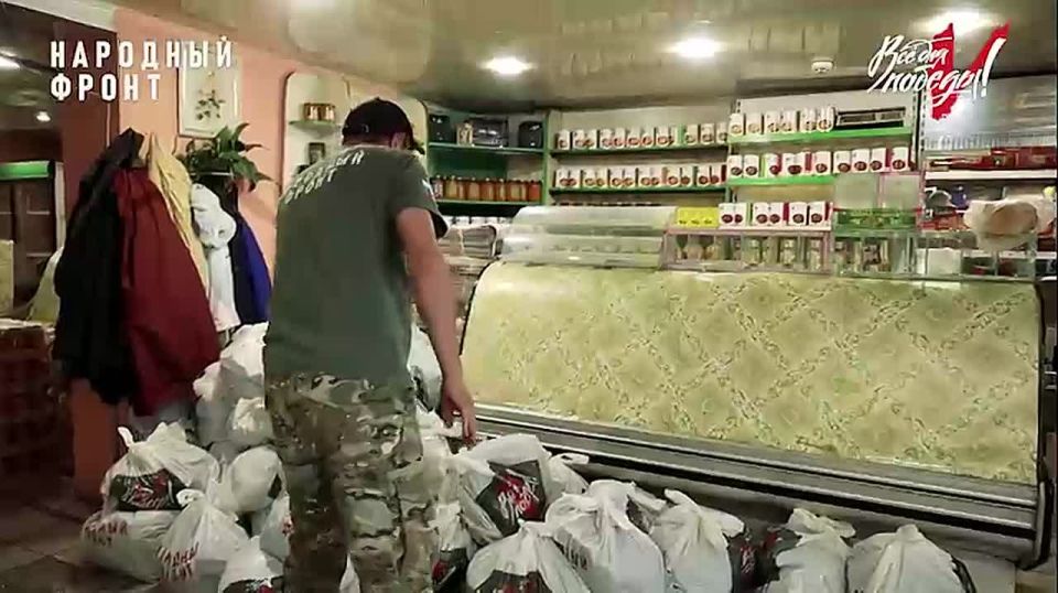 Он под обстрелами тушил дома в Горняке