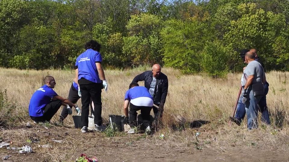 Надгробные таблички на могилах ополченцев ДНР обновили волонтеры