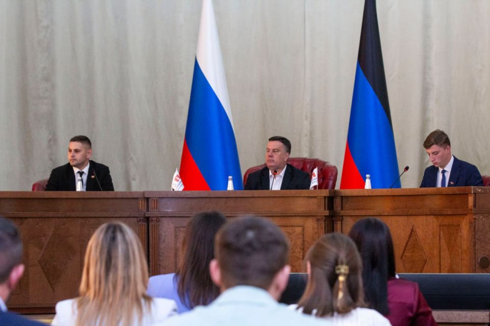 Константин Кузьмин принял участие в пленарном заседании Молодежного Парламента ДНР