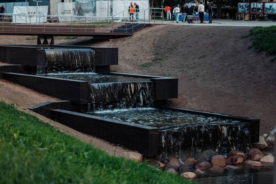 1 В Смоленске на улице Дзержинского открыли каскадный водопад после реконструкции