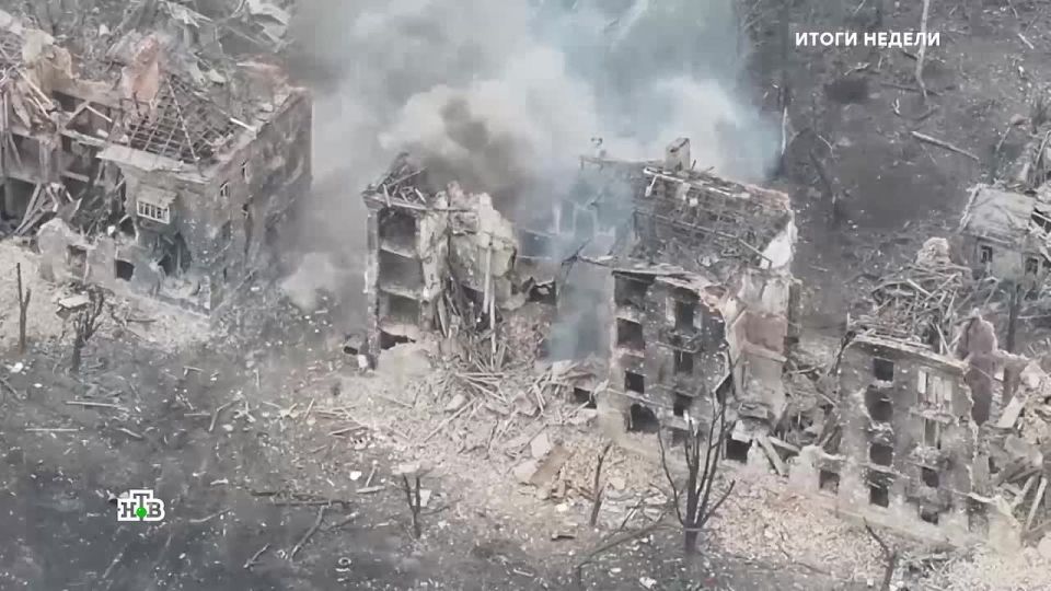 Русский и американец на памятной табличке в Донецке: одной из школ города недавно присвоили имена двоих десантников, погибших во время операции по освобождению Часова Яра