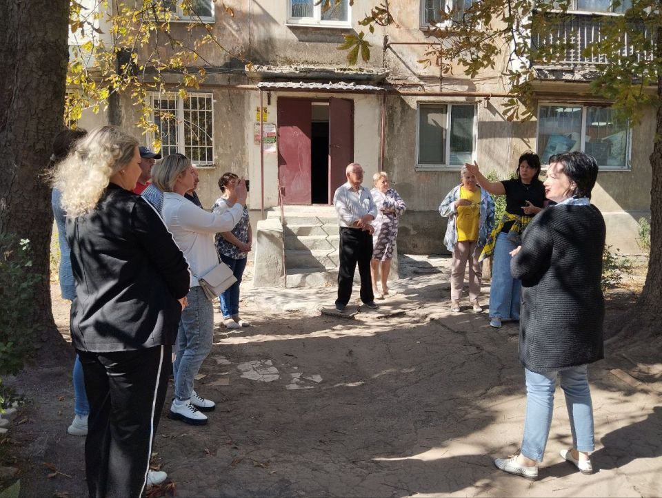 15 сентября заместитель главы Администрации муниципального образования городского округа Харцызск Виктория Рогожина провела встречу с гражданами в г. Харцызск, ул. Первомайская, 8