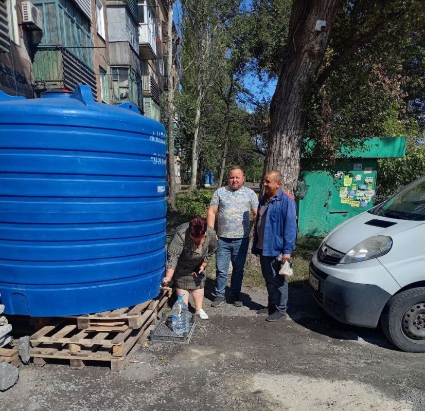 Сегодня, 15 сентября, по поручению Главы Республики Дениса Пушилина, депутат Торезского городского совета Василий Лавришин проконтролировал подвоз воды в ранее установленную ёмкость по ул. Высоцкого