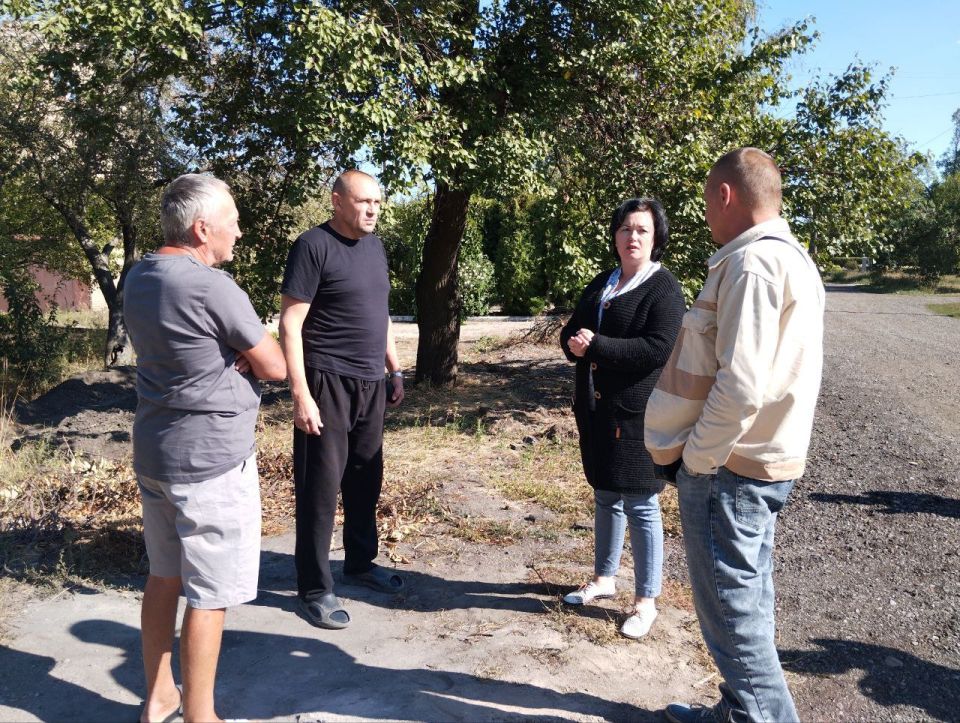 Сегодня заместитель главы Администрации муниципального образования городского округа Харцызск Виктория Рогожина провела встречу с гражданами в г. Харцызск, ул. Постышева, 200