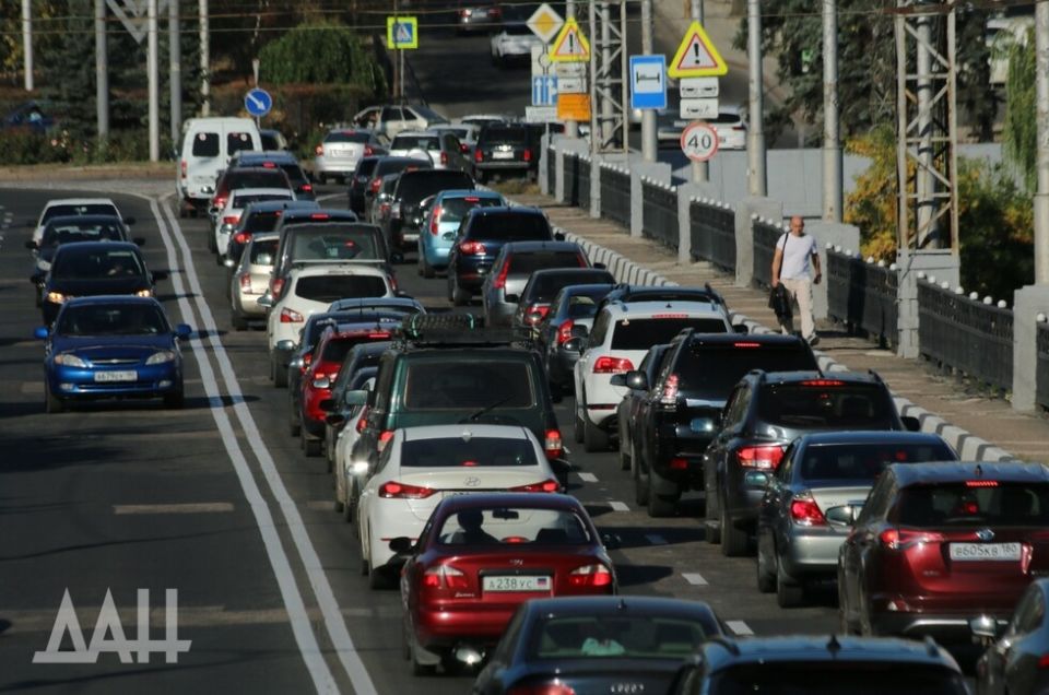 ФОТО: Закрытие главного моста в Донецке вызвало «пробковый коллапс»