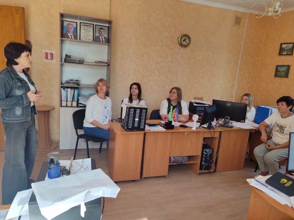 15 сентября, председатель Общественного совета Елена Серебрянская провела встречу с трудовым коллективом Управления финансов администрации городского округа Торез