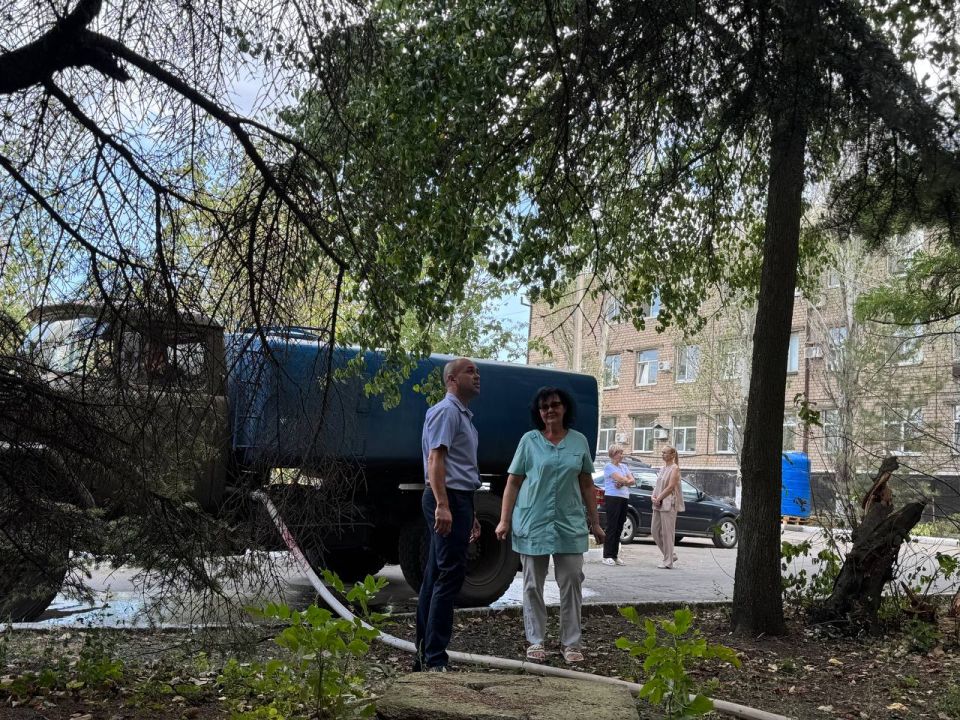 По поручению Главы Республики Дениса Пушилина заместитель Председателя Торезского городского совета Андрей Пашков проконтролировал подвоз воды в ранее установленную емкость на микрорайоне 4 (ГБУ Торезская ЦГБ)