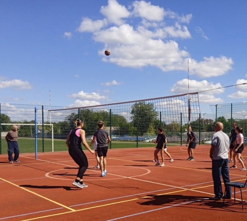 На стадионе "Колос" в пгт Володарское Володарского муниципального округа прошел турнир по волейболу среди смешанных команд, посвященный 82-й годовщине освобождения Володарского от немецко-фашистских захватчиков