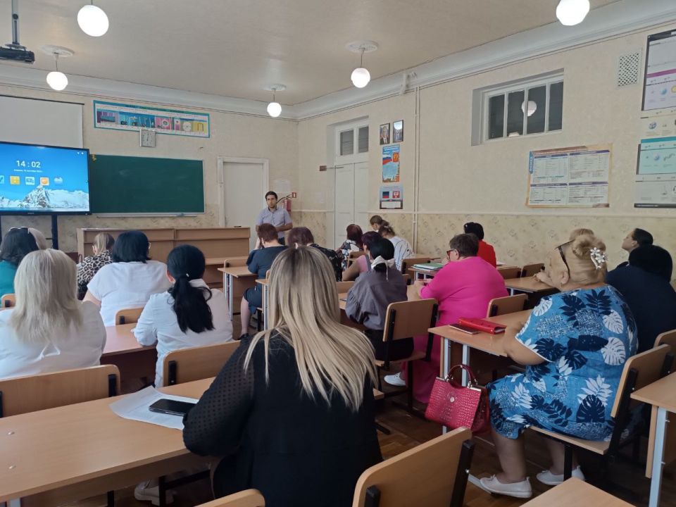 Заместитель главы Администрации Шахтерского муниципального округа встретился с педагогами Ждановки