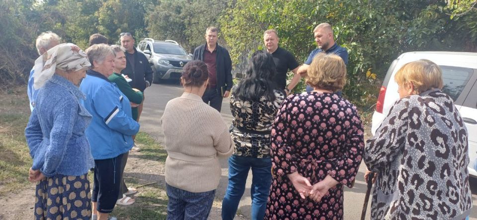 Валентин Левченко: Сегодня заместитель главы администрации городского округа Донецк Артеменко Тимур Иванович встретился с жителями улицы Чеканная микрорайона «15-й участок»