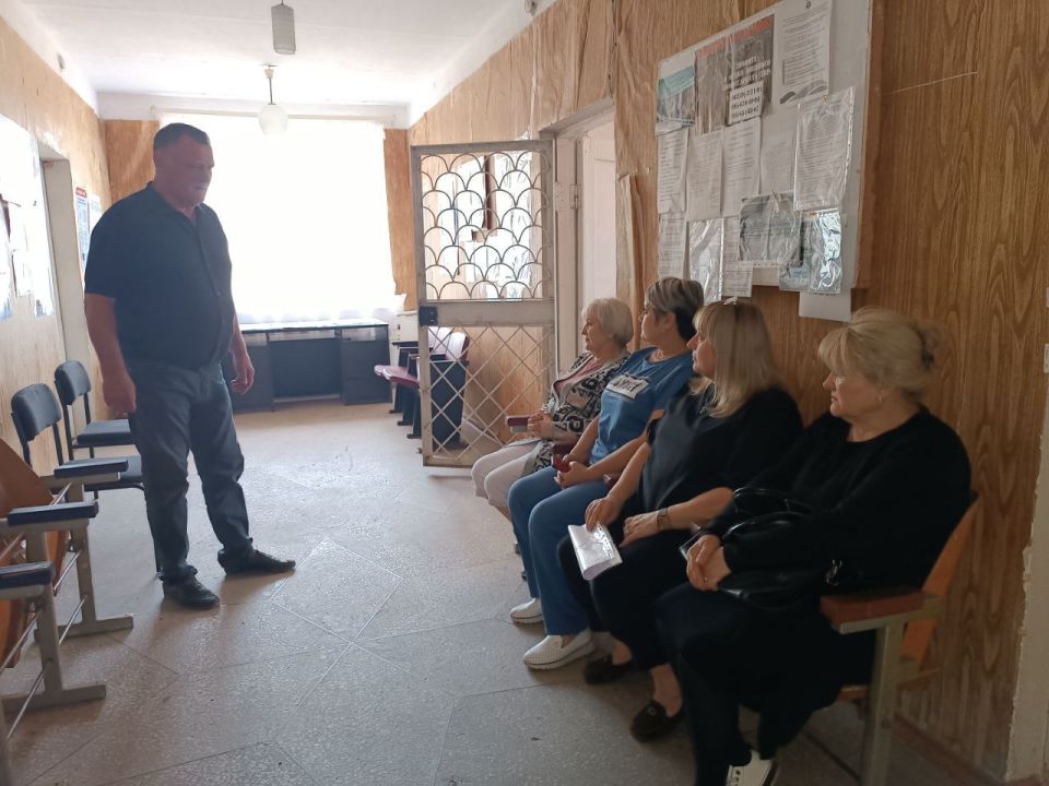 Первый заместитель главы администрации Амвросиевского муниципального округа Борис Бутко встретился с жителями с. Алексеевское