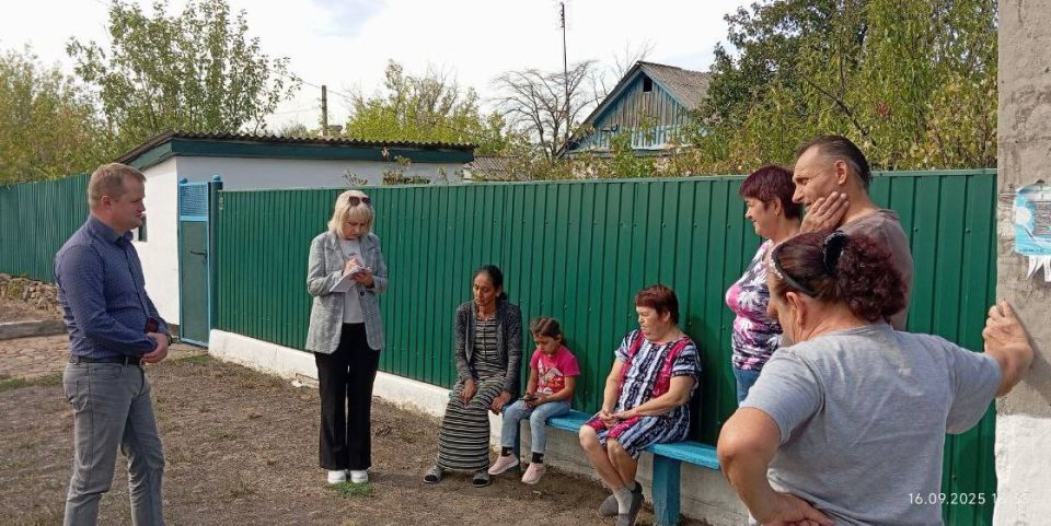 Сегодня заместитель начальника Зуевского территориального отдела Администрации муниципального образования Антон Ассаул провел встречу с гражданами в пгт Зуевка на улице Полупанова