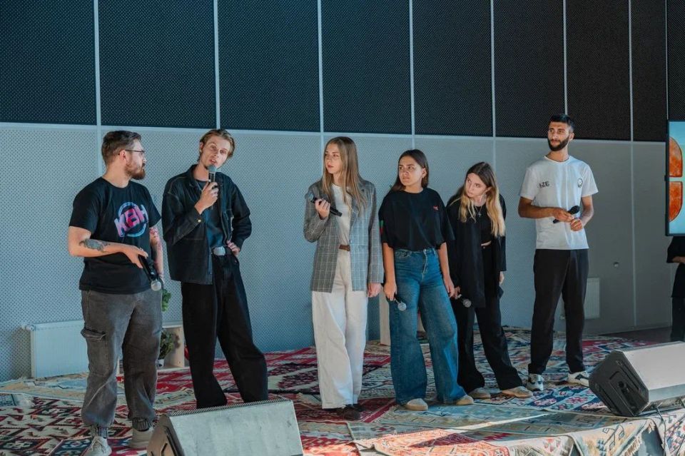 В творческом поселке «Счастливцево» прошла Школа юмора, направленная на поддержку КВН-движения в регионах Новороссии и Донбасса, а также развитие творческих инициатив местной молодежи