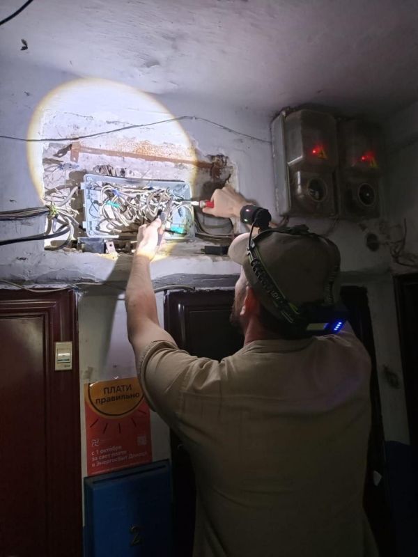 Сотрудники аварийных бригад Камчатского края помогают местным жителям в Мироновском