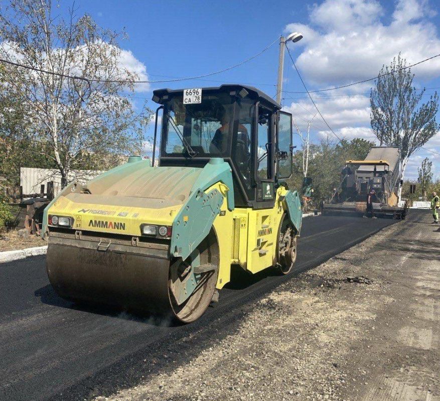Сергей Ермаков: На улице Милицейской, в рамках специального инфраструктурного проекта, специалисты из шеф-региона уже выполнили фрезерование и вывезли старое покрытие, а сейчас приступили к укладке нижнего слоя асфальта