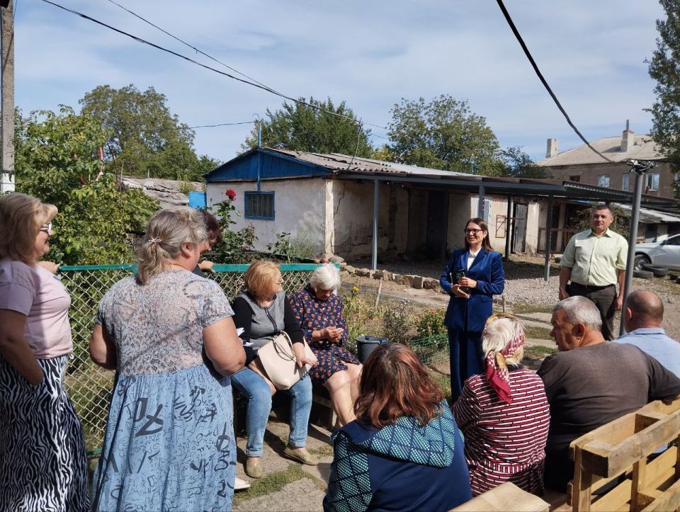 16 сентября управляющий делами Администрации городского округа Макеевка Екатерина Галышева провела встречу с жителями жилого массива Дзержинского возле дома № 2 по улице Аварийной на которой присутствовала директор филиала...