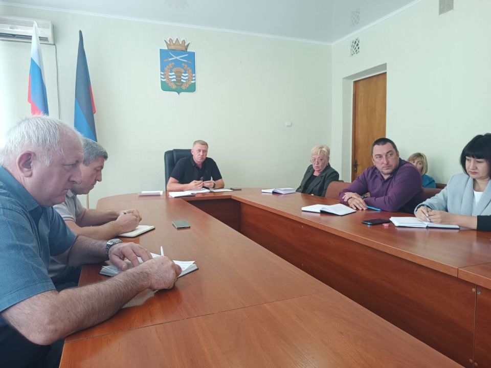 Сергей Юзвинкевич: Сегодня провёл расширенное аппаратное совещание с начальниками отделов и структурных подразделений Администрации Володарского МО, руководителями предприятий, территориальных подразделений министерств и...